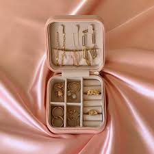 Asetua Studio On Instagram Evinizde Ve Seyahatlerinizde Takilarinizi Duzenli Tutacak Pandora Taki Kutumuz Satistadir Pandora V Cufflinks Cuff Accessories