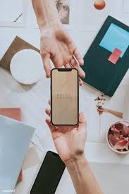 Download Premium Psd Of Close Up Hand Sending Smartphone Mockup Design V 2020 G Tvorcheskie Vizitnye Kartochki Idei Dlya Foto Instagram