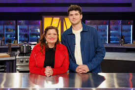 There are 41 cooks left and — spoiler alert — they're in for the biggest  twist of the whole season. This will seriously change the game 👀 Tune in  to #100Cooks hosted