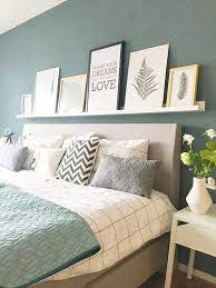 leuk idee voor boven het bed een plankje met allerlei schilderijtjes met quotes slaapkamer inspirati slaapkamerideeen slaapkamerdecoratie slaapkamerdesigns
