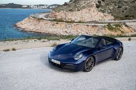 The long, flat bonnet, the steeply inclined windscreen. Porsche 911 Carrera 4s Dominoeffekt