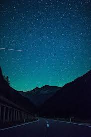 Los fondos de pantalla más nuevos e impresionantes, fotos para descargar gratis, fondos minimalistas, abstractos, musicales, de amor o de colores. Carretera En La Noche Bosque De Noche Wallpaper Paisajes Fotos De Carreteras