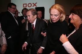 Pozval ho bývalý prezident václav havel. Vaclav Havel Na Setkani S Dalajlamou Nemohl Ani Chodit Ahaonline Cz