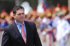 El presidente de colombia, iván duque, anunció este lunes que el exministro de defensa juan carlos pinzón será nuevamente embajador de su país en estados unidos, cargo que ya ocupó entre 2015 y 2017 durante el gobierno de juan manuel santos. Santos Cambia A Su Ministro De Defensa Por El Actual Embajador De Colombia En Ee Uu