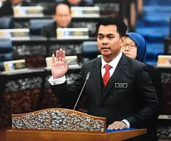 Irwan halim sidek, 29, juga tidak kurang hebatnya. Perbuatan Terkutuk Keji Timbalan Menteri Pecat Pegawai Kantoi Rakam Bawah Skirt Wanita Semasa Mstar