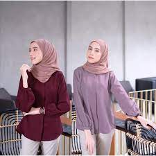 Jangan khawatir untuk blouse jaman modern khususnya bagi wanita muslimah sudah ada berbagai model blouse yg panjang tidak setidaknya wanita pasti memiliki satu blouse di lemari pakaiannya. Baju Fashion Atasan Blouse Wanita Muslim Murah Kira Shopee Indonesia