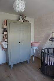 babykamer meisje roze grijs wit kast woood sammie karwei badje luma vlinder lamp nijntje bek babykamer grijs roze roze kast babykamer grijs