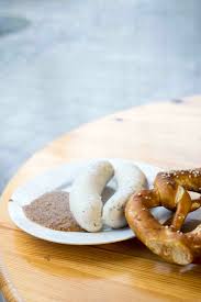 Mittags In Munchen Tipps Fur Den Viktualienmarkt Essen Munchen Weisswurst Essen Lebensmittel Essen