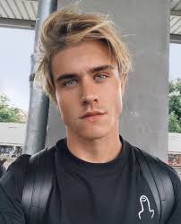 All guys want to try long hair, and if you want to get longer your hair, these galery of 20+ guys with long curly hair may help you for new different looks. Model Male Tumblr Men Blonde Hair Blonde Guys Blonde Hair Boy