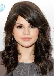 Selena Gomez Medium Curls With Bangs Medium Hair Styles Girl Haircuts Medium Curly Hair Styles