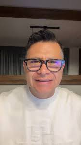 Efesios 4: 22 En cuanto a la pasada manera de vivir, despojaos del viejo  hombre, que está viciado conforme a los deseos engañosos, 23 y renovaos en  el espíritu de vuestra mente, 24 y vestíos del nuevo ...