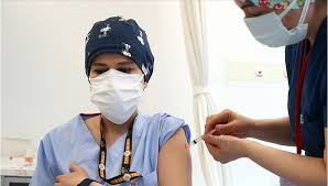 Biontech aşısı olmak istenler, aşılarla ilgili sıkıntı yaşayınca biontech aşısı yok mu, bitti mi sorularına yanıt aramaya başladı. Hemsirelerin Pfizer Biontech Asisi Satranci Ntv