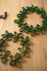 Hace Ya Un Tiempo Subimos Al Blog Una Idea Muy Original Para Aprovechar El Carton Del Papel Hig Manualidades Baratas Como Hacer Coronas Manualidades Navidenas