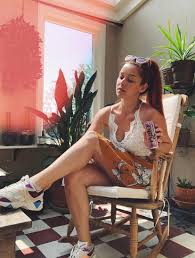 Zeker nu ze een boek geschreven heeft met de toepasselijke titel: Nalu V Tvittere Lotte Vanwezemael Reste Chez Elle Mais Ca Ressemble A Des Vacances Avec Son Nalu Tea Energizer Prefere T As Prevu De Partir Ou Cet Ete Dis Nous