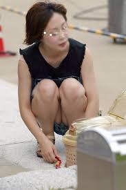 熟女パンチラエロ画像】しゃがみ込んだ奥さんのパンツが見たくてスカートの中を盗撮ｗｗｗ | エロ画像セクロス