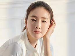 She was first discovered after she won mbc's talent audition in 1994, marking her acting debut in 1995 with drama series war and love. Stairway To Heaven Star Choi Ji Woo Gives Birth