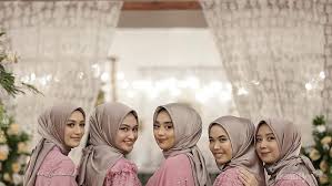 Baju kondangan hijab simple modis dan modern gaya kekinian terbaru 2019 8211 semua wanita muslimah yang menggunakan hijab pastinya tetap ingin tampil. Beda Ini 8 Gaya Kondangan Stylish Dengan Bawahan Celana Yang Bisa Kamu Coba