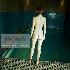 Nackte Frau steht vor dem Schwimmbad, Rückansicht - Stockbilder -  Masterfile - Premium RF Lizenzfrei, Bildnummer: 695-03386614