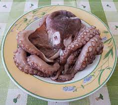 Pochi ingredienti, pochissimi minuti di cottura (beh, si, il polpo richiede qualche minuto in più) e un sapore celestiale! Polpo Al Sugo