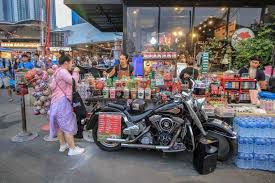 Train Night Market Ratchada Bangkok S Neuer Rod Fai Market Night Market Night Market Bangkok Bangkok