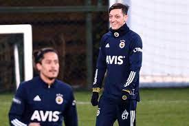 Mesut ozil has put up a picture of himself in a fenerbahce kit as he nears the completion of his transfer to the turkish club. Mesut Ozil To Fenerbahce Was A Transfer Not A Free Agent Move