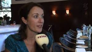 Ze staat al 25 jaar onafgebroken op het toneel en is daarnaast bij het grote publiek bekend van de televisieprogramma's kanniewaarzijn, kopspijkers en cojones. Video S Annickboer Nl