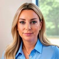 Tessa Bloom's Instagram, Twitter & Facebook