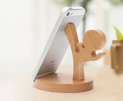 This Lovely Phone Holder Looks Perfect When You Use It In Your House Or Office The Elaborate Wooden Hous Holzbearbeitungs Projekte Holzbearbeitung Handyhalter
