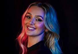 Claudia Thompson's Instagram, Twitter & Facebook