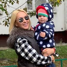 Телеведущая лера кудрявцева часто показывает свою семью — мужа игоря макарова и их несмотря на наличие общего ребенка, ленюк и кудрявцева приняли решение расстаться. 48 Letnyaya Lera Kudryavceva Podelilas Redkim Sovmestnym Foto Molodogo Muzha I Godovaloj Docheri Vokrug Tv