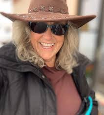 Carmen Hunt's Instagram, Twitter & Facebook