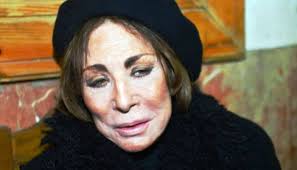 وتابعت الفنانة لبنى عبد العزيز، أنها عندما جاءتها المنحة في الولايات المتحدة الأمريكية لم يكن لها أن ترفضها رغم أنها كانت تود الدراسة في الكلية الملكية في بريطانيا. Ù„Ø¨Ù†Ù‰ Ø¹Ø¨Ø¯ Ø§Ù„Ø¹Ø²ÙŠØ² ØªØ¨ÙƒÙŠ ÙÙŠ Ø¹Ø²Ø§Ø¡ Ù…Ø§Ø¬Ø¯Ø© ÙÙ‚Ø¯Øª ØµØ¯ÙŠÙ‚Ø© Ø¹Ù…Ø±ÙŠ