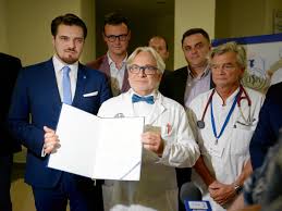 Obecny rząd uruchomił wiele programów społecznych, które przywróciły polakom godność, zwłaszcza osobom nie wywodzącym się z elit społecznych. Wojciech Maksymowicz Wiceministrem Nauki I Szkolnictwa Wyzszego