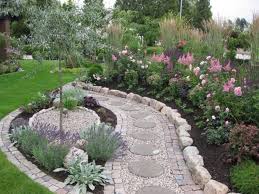 Allee Pietonne En Dalles De Beton Rondes Cailloux Et Paves Decoration Jardin Jardins Joli Jardin