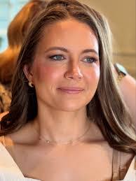 Kara Lott's Instagram, Twitter & Facebook