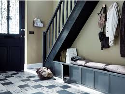 Optimiser L Espace Sous L Escalier Avec Un Banc Et Des Pateres Dans L Entree Under Stairs Amenagement Sous Escalier Amenagement Escalier Meuble Sous Escalier