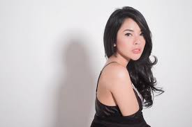 Seperti tampak pada salah satu video yang diunggah ke kanal youtube miliknya, ia mengenalkan sang elvia cerolline dengan amanda manopo. 10 Pesona Elvia Cerolline Wanita Yang Dekat Dengan Billy Syahputra