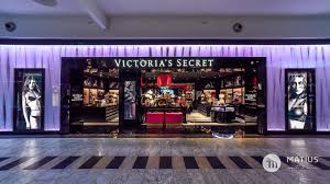 Kokuların gücüyle kendini ifade eden kadınlara en seçkin koku notalarını sunan victoria's secret parfüm koleksiyonu, tutku, gizem ve özgürlük hissini. Victoria S Secret Matius ArhitecturÄ De Retail