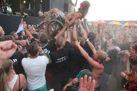 Rocznicy festiwalu przeszkodziła w 2020 roku pandemia, tym razem wierzymy, że tradycji stanie się zadość i uda nam się spotkać przed sceną na boiskach przy maratońskiej. Jarocin Festiwal 2015 Dzien Drugi Na Scenie Ksu Voo Voo I Mlodzi Zobacz Zdjecia Glos Wielkopolski
