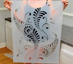 Tutkallı boya ile resim yaparken eskiden yapılmış bir rengi bulmak gerekirse o rengi ıslatmak ve o ıslanmış renge göre boyayı aramak kolaylık sağlar. Stencil Ile Duvar Boyama Nasil Yapilir Dekoratif Sablon Teknigi Uygulamasi