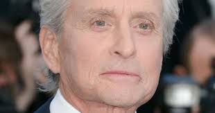 Michael Douglas nega ter atribuído seu câncer ao sexo oral