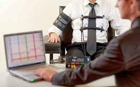 Un detector de mentiras detecta estas reacciones fisiológicas durante el interrogatorio. O Detector De Mentiras Poligrafo E Confiavel