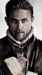 Charlie hunnam desiste de ser christian grey em cinquenta tons de cinza e charlie hunnam comenta fracasso de rei arthur: Charlie Hunnam Rei Arthur A Lenda Da Espada 1080x1920 Iphone 8 7 6 6s Plus Papeis De Parede