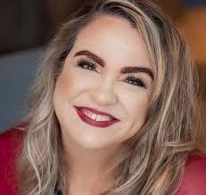 Shelley Breen's Instagram, Twitter & Facebook