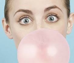 Ameteli si urechi infundate, principalele simptome sunt durerile de cap, ameţelile, zgomotele în urechi, durerile în piept, sângerările nazale. Guma De Mestecat Ar Putea Fi De Vina Pentru Aparitia Durerilor De Cap Si A Ametelii