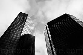 Contrapicado De Una De Las Fachadas Del Edificio Deutsche Bank De Frankfurt Fachadas Edificios Edificios Fachadas