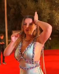 Sideboob Porn GIFs | RedGIFs