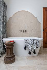 Spanische Badezimmer Bringen Meditarranen Hauch Ins Haus In 2020 Bad Styling Spanisches Badezimmer Badezimmer