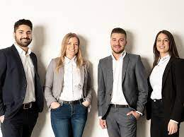 Son gelen araçlarımıza göz atın. Vier Auftragsmanager Fur Eine Vorbildliche Kundenbetreuung Gebaudereinigung Sonderdienste Sicherheitsdienst Personalservice