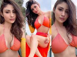 HOT! Mouni Roy Flaunts Cleavage Wearing Sizzling Bikini in Italy, Sexy Video  Goes Viral; Watch